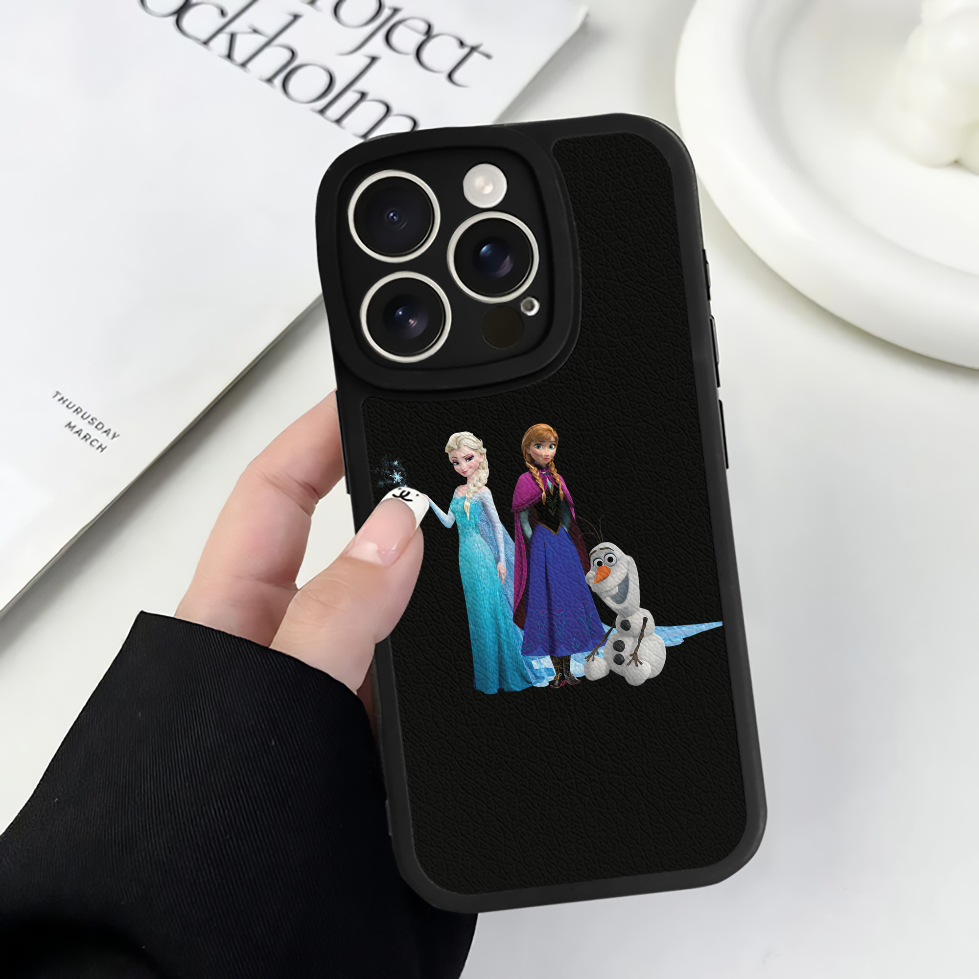 （画像用） アナと雪の女王 アンナ エルサ Frozen Anna Elsa 【iPhone 16シリーズ対応】シリコンスマホケース（レザー調） 材質：シリコン